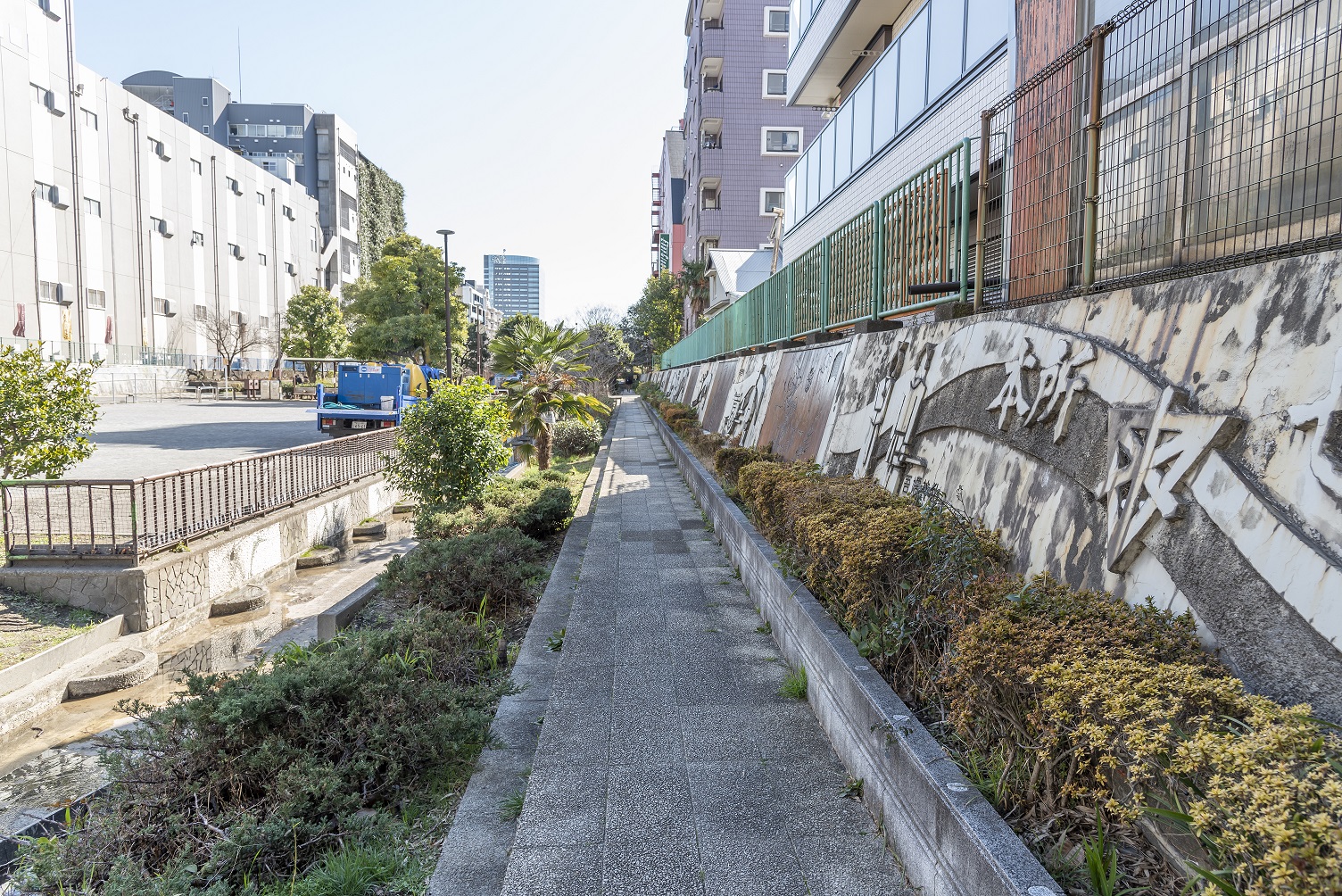 すみだスポット - 大横川親水公園（本所七不思議のレリーフ） | 一般社団法人 墨田区観光協会【本物が生きる街 すみだ観光サイト】