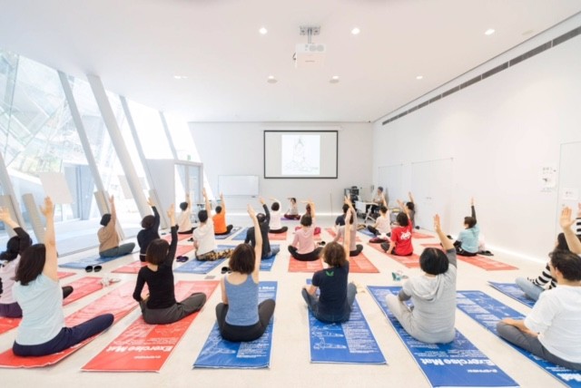 椅子でできる『北斎ヨガ & 北斎瞑想』